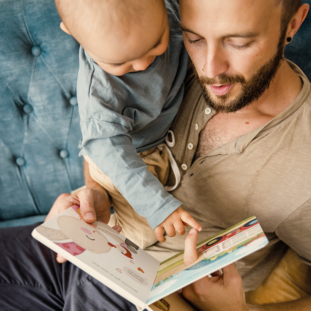Petit ver joue à cache-cache. Coucou !