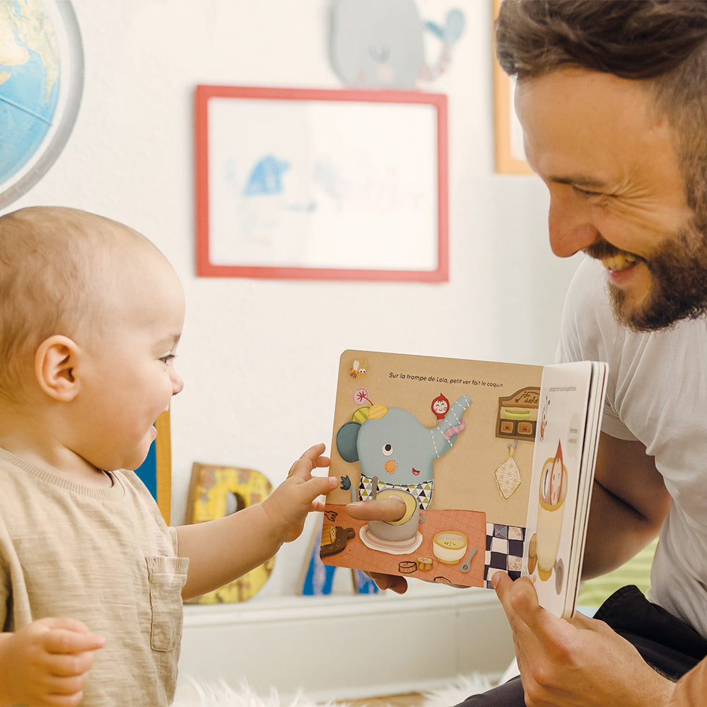 Petit ver joue à cache-cache. Coucou !